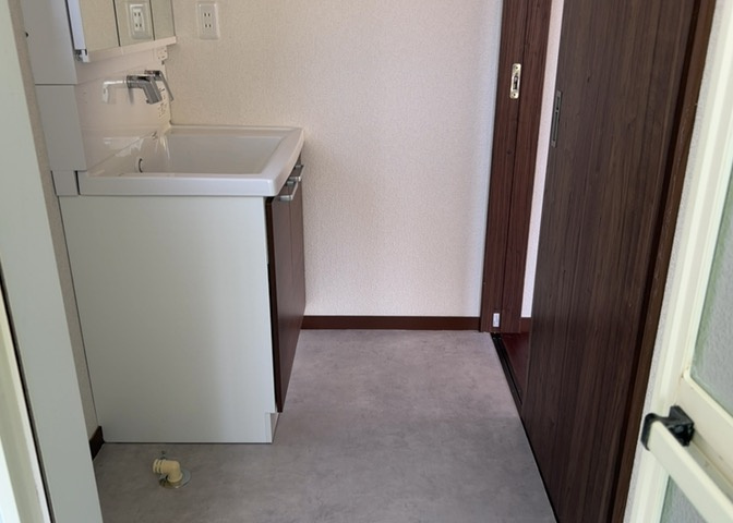多くの戸建て住宅で見かける洗面脱衣所は、洗面台と洗濯機が2畳ほどのスペースに並べられていて、洗面所が脱衣所を兼ね備えている間取りが一般的です。お客様が利用することもある、パブリックな空間でもあります。