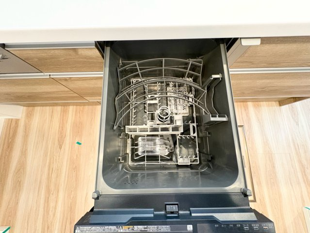 食器洗いの手間を軽減できる食洗機付き。家事の時短にもつながります
