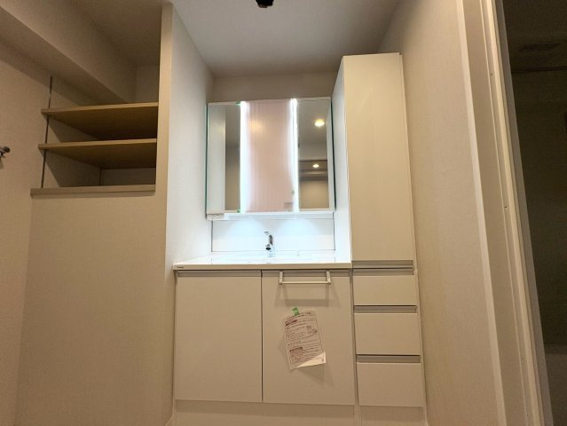収納スペース付きで、洗面まわりがすっきり片付きます