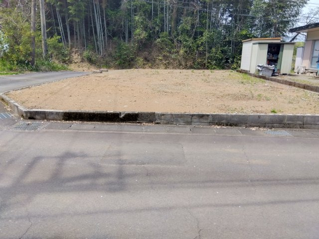 約50坪あります。自由な間取りでお家を建てられます。駐車場も広く取る事が可能です。