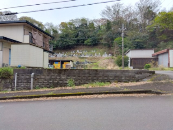 近くに子供の森公園があります。滝や遊具もありますが自然が楽しめる公園です。ご家族で休日のお出掛けにいかがでしょうか？