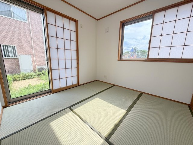リビング横にマルチに使える和室を完備