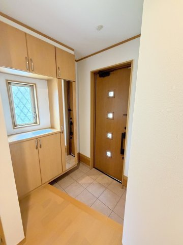 自然光が差し込む明るい玄関です