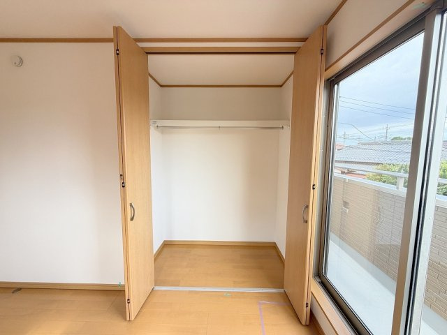 大切な衣類を収納できるクローゼット完備