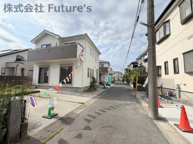 前面道路含む現地写真です。