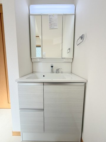 三面鏡付きシャワードレッサーで朝の準備も快適