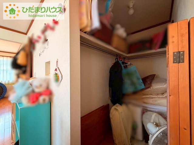 小物類から掃除機やシーズンオフの暖房器具といった大きいものまで1か所に収納できる、機能的な大容量クローゼット付き(^^♪光の影響を受けにくいので、物の保存に最適♪