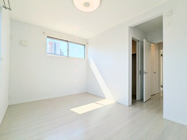 ～WIC付きの主寝室写真～