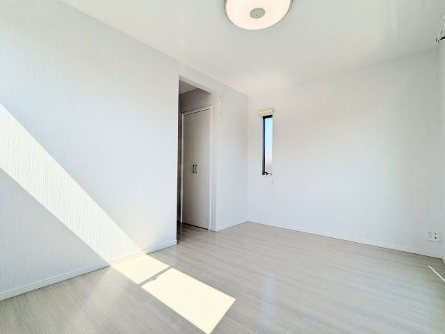 ～WIC付きの主寝室写真～