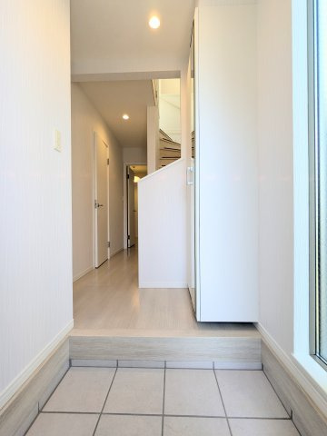 ～収納付き玄関写真～