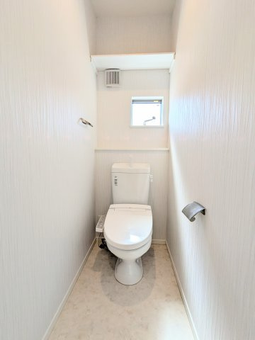 ～3階　棚付きのトイレ写真～