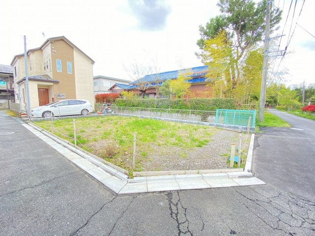 現地（2025年4月14日）撮影／前面道路5.6ｍ公道に面し、車の出入りもスムーズ！