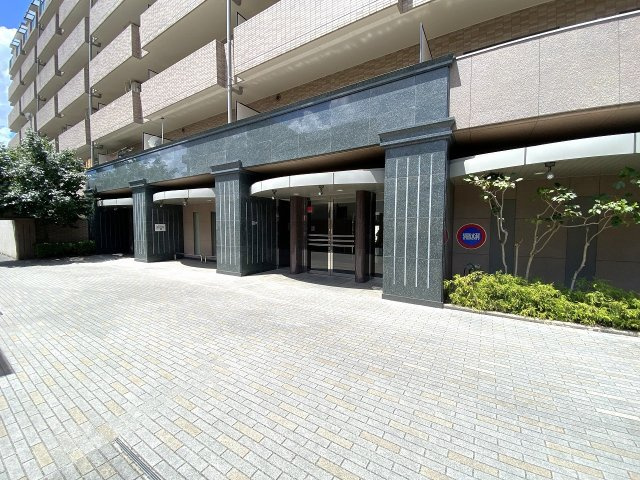 清潔感あふれるマンションのエントランス。綺麗に整備・清掃されており、住まいの顔として安心感があります。