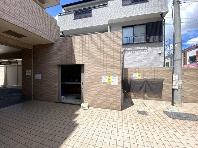 敷地内ゴミ捨て場。日々の手入れが行き届いており、綺麗に管理されています。お部屋からの移動もスムーズで便利です。