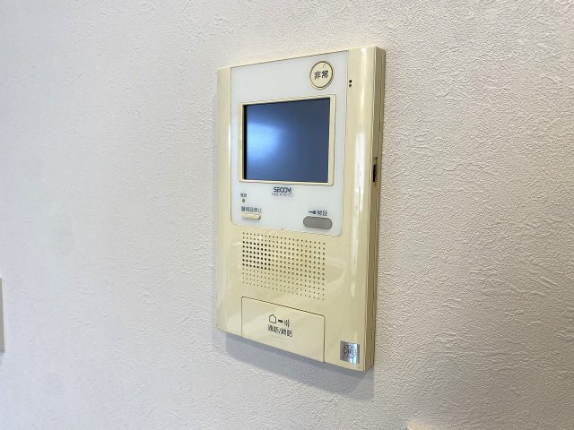TVモニター付きインターホン。来訪者を室内から確認できるため、防犯面でも安心・安全です。