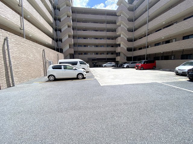 敷地内駐車場。お車の出し入れもしやすく、日々の通勤やお買い物に便利です。