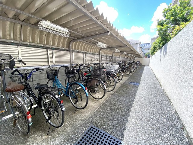 屋根付き駐輪場。大切な自転車を雨風から守ります。整理整頓された綺麗な共用部です。