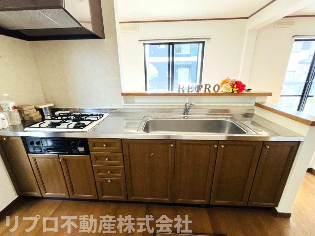木目が素敵なシステムキッチンです