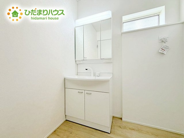 正面だけでなく、左右も確認できる三面鏡は、身だしなみを整えやすいです！