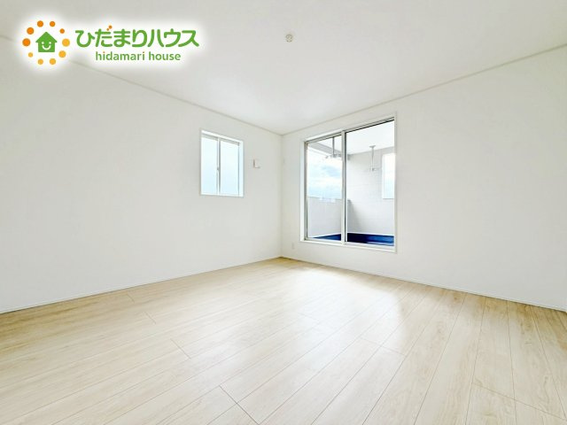 バルコニーに面していて、たっぷり光りの入る明るい主寝室です！