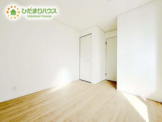 窓からそそがれる暖かみのある明るい空間。広々としたプライベート空間で自分の時間を楽しめます。フローリング仕様で普段のお掃除も楽々です。