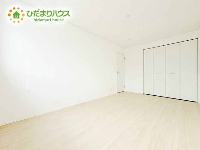 洗練された空間にやわらかい光が差し込み、お気に入りの家具や小物が映えます。
