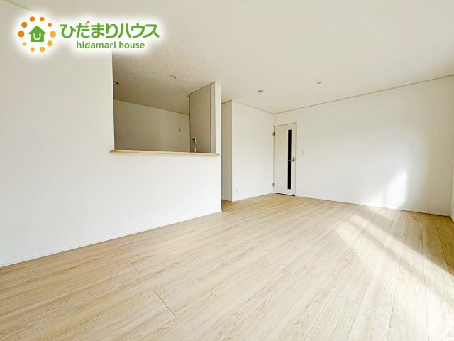 おもちゃを広げてもゆとりのあるリビングは、お子様の成長を見守っていく、大切な空間です♪