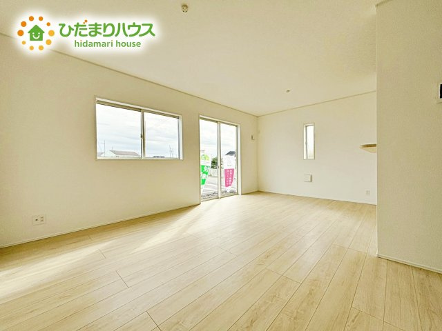 室内にいても、たっぷりの陽光と爽やかな風を感じて頂ける、開放感あふれるリビングです。　ご家族と穏やかに過ごす、心地の良い時間が流れます。