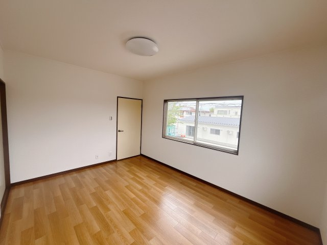 ■2階洋室｜お子様の一人部屋にピッタリな洋室。木のぬくもりを感じるフローリングは、天然木の味わいが時とともに深みを増していきます。また、傷にも強く、フリーワックスでお手入れもラクラクです♪