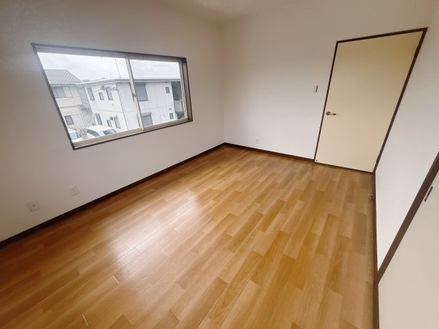 ■2階洋室｜2階洋室には大きな窓をご用意しています。日中はあたたかな日差し差し込み自分時間も充実できますね＾＾
