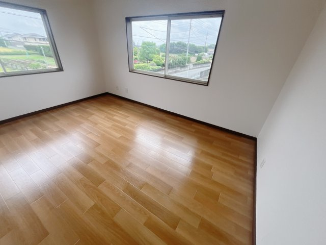 ■2階洋室｜どんな家具も合わせやすいデザイン！シンプルなつくりだからこそどんな色味・どんな素材の家具もしっくりマッチします♪