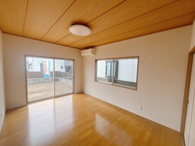 ■1階洋室｜大きな窓をご用意しています。日中はあたたかな日差し差し込み自分時間も充実できますね＾＾