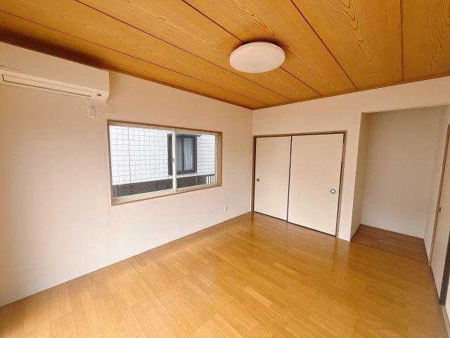 ■1階洋室｜ナチュラルカラーの床です。模様替えなどとても楽しく工夫できます♪陽当たり、風通しもとても良いので毎日快適な生活スタートです！子供部屋にも良いですね♪