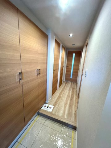 大きめのシューズボックスがあり、たっぷり収納できます。　おしゃれを楽しみながら、すっきりとした空間で気持ちよくお過ごしいただけます。