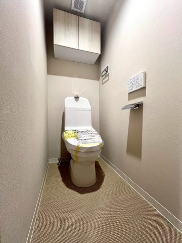 すっきりとした印象のトイレ。　収納も備わっており、きれいで整った空間を保つことができます。