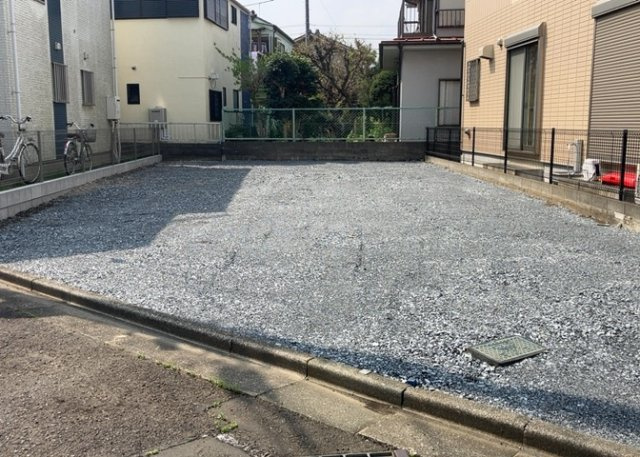 土地の面積＝住宅面積ではありません。建ぺい率の問題などで、土地のある場所によって住宅を建てられる面積は限られています。高さもしかり、「土地」という言葉の中には、建築条件も含まれると考えておきましょう。