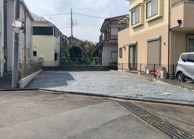 家を建てる場合、方位は要チェックです。現実的に日当たりのよい家ならばリビングは南側、建築基準法でも北側に当たる家への配慮は求められています。土地を見学に行く際は、方位磁針を持って行くようにしましょう。