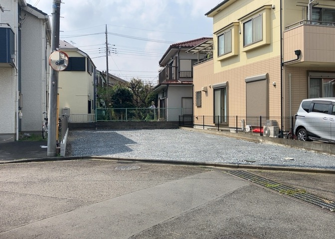 土地を買う際、住む地域の自治体や福祉の補助制度にも注目してみましょう。子供や老人の医療補助やゴミ出しのルールなど、自治体によってルールに大きな違いがあるため、暮らしやすい土地で判断するとよいでしょう。