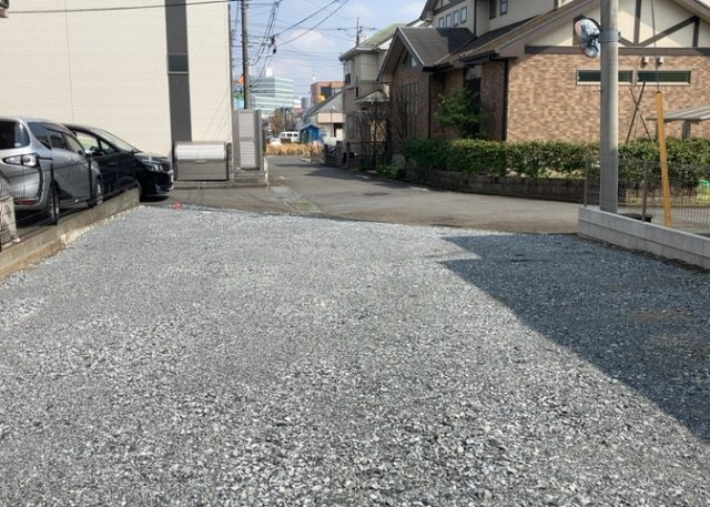 土地の前の道路に消火栓が設置されていることがあります。この場合、道路交通法第45条第1項により、駐車禁止の場所が指定されています。そのため、車庫などの駐車スペースをつくることができない場合があります。