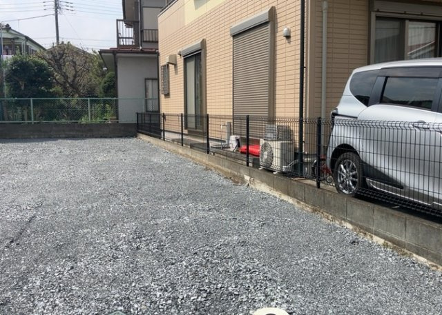現地に行くなら、物件の周囲の地形がどうなっているかを見ることも大切です。周辺より低くなっている土地では、大雨などで水が集まりやすいため、地盤が弱くなっているということも考えられるため、注意が必要です。