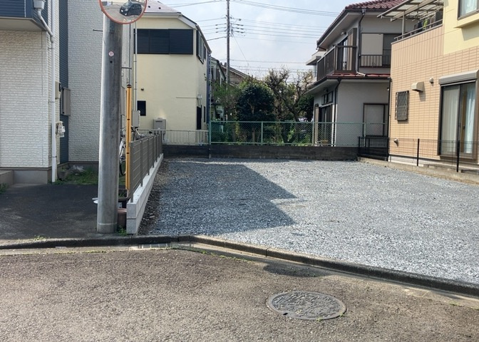 土地購入を検討されている場合、境界杭がない状態で購入してしまうと境界確定測量をする必要があり、費用がかかります。購入の前に、売主、隣土地所有者立ち合いのもと境界を確定し境界杭を設置するのがベストです。