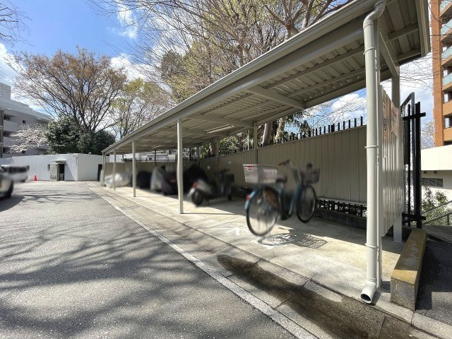 敷地内バイク置場月額2、000～2、300円