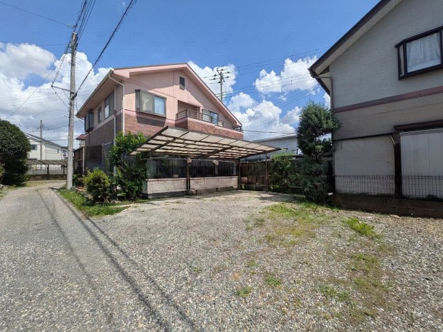 該当建物の向かい側にございます。（残置物撤去の加工が一部あり）
