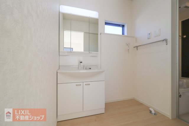 大きく使い勝手の良い三面鏡です。三面鏡の裏側は小物の収納に便利なキャビネット仕様です。