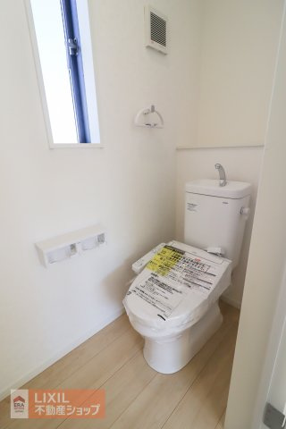 細かな温度調節ができ、清潔・快適に使用できる温水洗浄機能付トイレを採用しています。