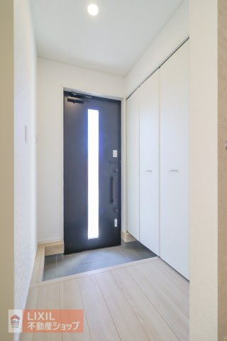 白を基調としたスタイリッシュな玄関。シューズクロークを完備するなど実用性も高いです。