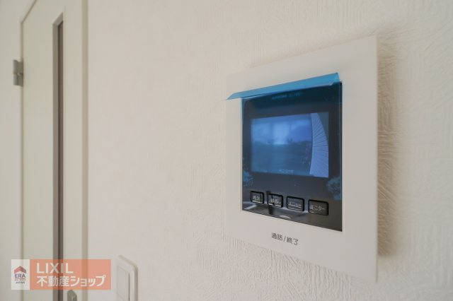 モニター付きインターホンです。玄関まで行かずに訪問者の姿を確認できるだけでなく、防犯にもつながるとても便利なアイテムですね。