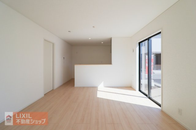 大きな窓から射し込むあたたかな陽光とナチュラルな木目の床やクロスがやわらかな雰囲気のダイニングルームです。“暮らし”を想像してみてください。