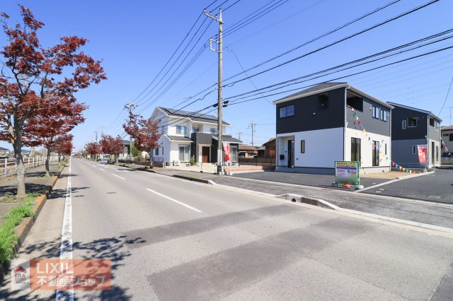 前面道路の現地完成写真です。ゆとりのある道幅や楽々駐車など、現地でご確認ください。