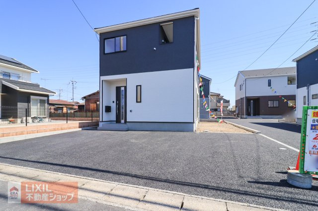ゆったりとした駐車スペースです。実際のお車の車種とあわせて現地でご確認ください。